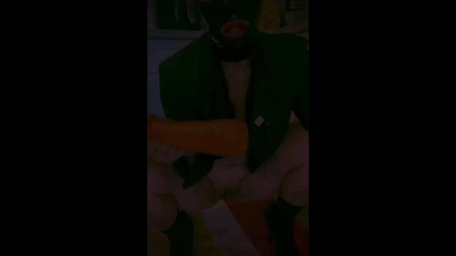 Watch Bondage Video:Girl fucks carrot and  squirts