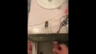 Una masturbación en la ducha largamente esperada