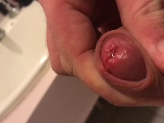 Непринужденное поглаживание в ванной комнате