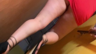 Puta en minifalda enseñando las nalgas