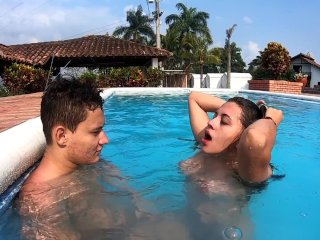 swimming pool sex, sexo en la piscina, venezolana, universitaria