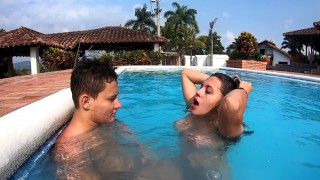 Ik neuk een begeerde Colombiaanse prostituee in het zwembad van mijn baas - Camila Mush