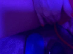 Ласкает мокрую киску и кончает от МАССАЖЕРА ДЛЯ ОРГАЗМОВ