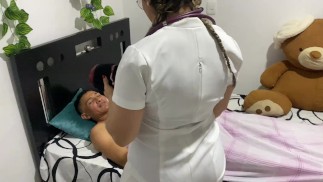 je suis malade et j’appelle une infirmière pour l’aider