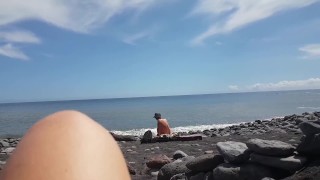 4ª parte: Sozinha na praia. Mostrando a buceta para um estranho.