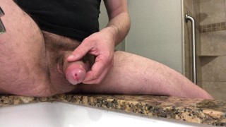 Abertura de prepúcio, longa masturbação e ejaculação suculenta no final da pia do hotel