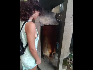 Napoletana fa vedere la figa mentre fa pipì