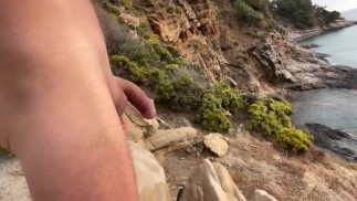 在裸体主义地区天堂海滩上撒尿