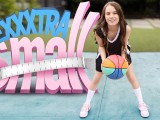 Hot chica con coño peludo natural se llena el coño por su entrenador de baloncesto - Exxxtra Small