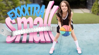Hot chica con coño peludo natural se llena el coño por su entrenador de baloncesto - Exxxtra Small