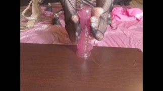 Милые ножки в ажурной сетке гладят розовый фаллоимитатор