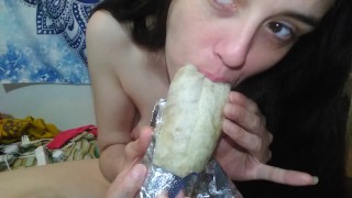 Naked Geile harige camgirl PinkMoonLust eet een bonen burrito omdat ze een Fetish scheten koningin feeder is