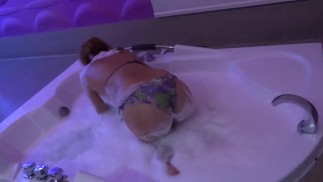 Красивая жена моего друга наслаждается джакузи в мотеле, прежде чем трахнуть ее, она любит член