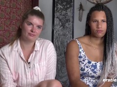 Lena S. und Natascha bringen sich gegenseitig zum Orgasmus bei intensivem Lesbensex