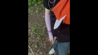 Pisser et se branler dans la forêt