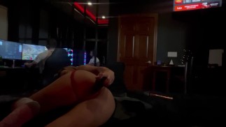 Возбужденная милфа сквиртует на фаллоимитатор Diablo Bad Dragon, пока муж занят игрой в новый выпуск Diablo