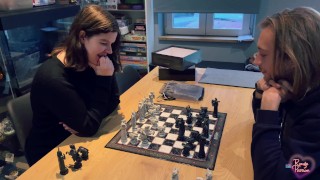 Игра в шахматы, чтобы узнать, кто будет иметь право кончить