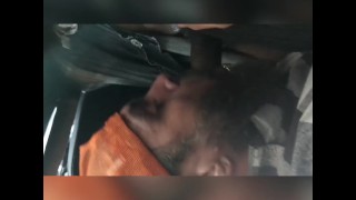 Белый парень сосет большой черный член как профессионал на публике