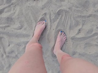 砂の中で私の足で遊ぶ