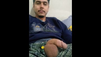 帅哥炫耀松弛的鸡巴和蛋蛋