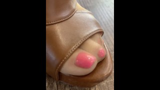 I suoi polpacci di nylon e le belle dita dei piedi rosa in collant