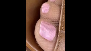Close-up van vrouw's gekke schattige panty voeten en roze tenen