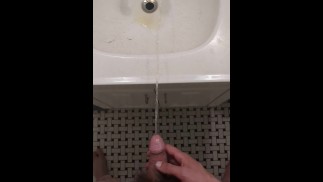 男人在水槽里撒尿