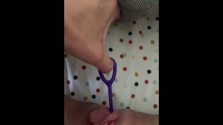 Выталкивание игрушек из волосатой киски