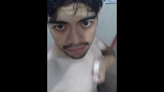 DESNUDO EN LA REGADERA CON JABÓN ZOTE