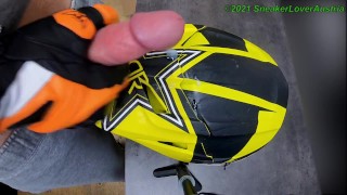 Ejaculação no capacete Fox MX