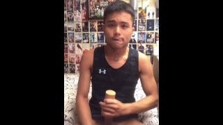 Aziatische jongen probeerde masturbator en lulringen