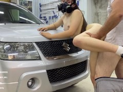 Девушка-автомеханик не справилась с работой и была трахнута на капоте