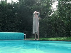 Eyla Moore, a famous model, glides elegantly through the water - Screenshot 6 of 16 - Underwatershow