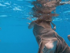 Eyla Moore, a famous model, glides elegantly through the water - Screenshot 7 of 16 - Eyla Moore