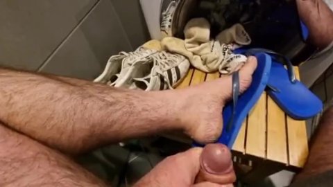 cumming en chanclas, zapatillas adidas usadas, calcetines malolientes sucios, pies y piernas peludas