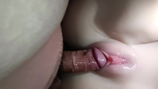 鸡巴在湿漉漉的粉红色阴户中的特写