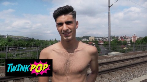 TWINKPOP - Hot twink doet gewoon zijn dagelijkse routine maar wordt onderbroken door een geile kontneuker