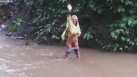 Pee público na trilha da selva de Waterfals