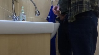 Pisciare e masturbarsi nel bagno dell'ufficio