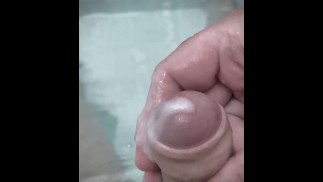 🔥 在凉爽的游泳池💦中热自慰和射精