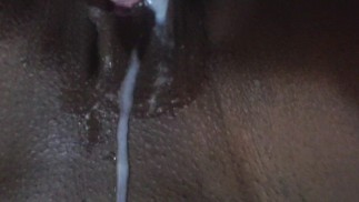 射在黑色阴户上