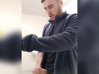 Masculino Guy Tem Intenso Orgasmo Em Banheiro Público