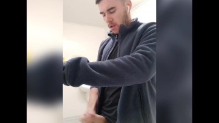 El Guy masculino tiene un orgasmo intenso en el baño público