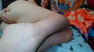 salope exhibitionniste à la chatte poilue PinkMoonLust flops son cul phat floppy cellulite en direct sur Chaturbate