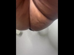 Ebony slut makes fat ass clap