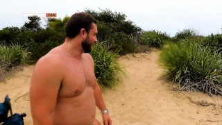 Толстый папочка Коби Фалькс расслабляется на пляже, прежде чем его необрезанный член засосет в дюнах