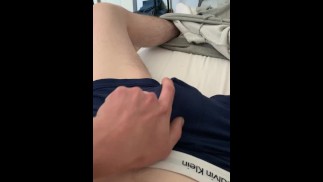 Молодой ирландский механик опорожняет груз после работы