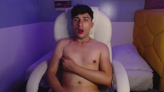 viendo porno mientras me masturbo y boto semen