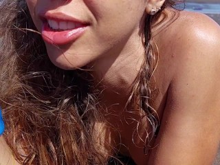 La fille de plage enlève le préservatif dans la voiture