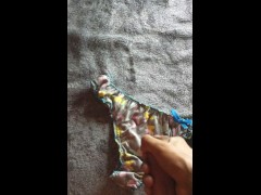 uso las tangas de mi vecina imaginando que es ella y le hago cum